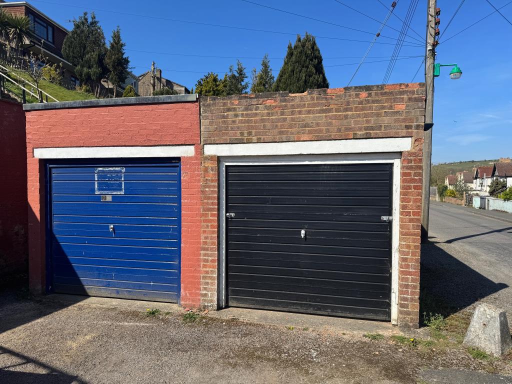 Lot: 108 - DETACHED BUNGALOW WITH STUNNING VIEWS - Garage